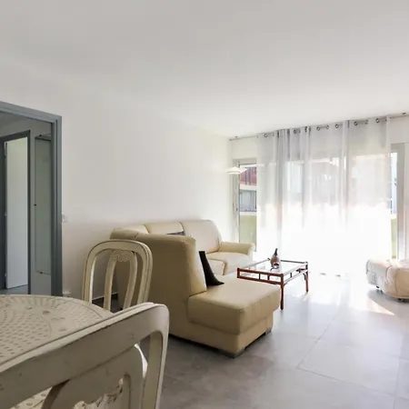Charming 1br With Ac And Terrace Near Juan Les Pins Train Station - Welkeys Апартаменты